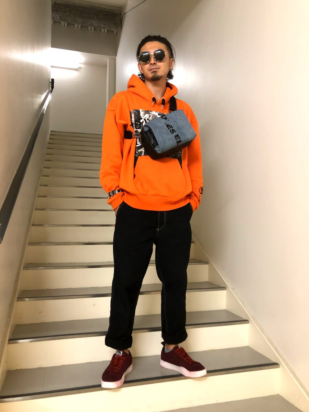 「ラフ、ビッグシルエット、デニムパンツ、ゆるコーデ、ストリートMIX、スニーカーコーデ、Diesel、西宮ガーデンズ」｜「DIESELのMEN’S　スウェットパーカー（スウェット、オレンジ系）」を使った、ブッチさん（メンズ・174cm）の夏コーディネートの1枚目の写真