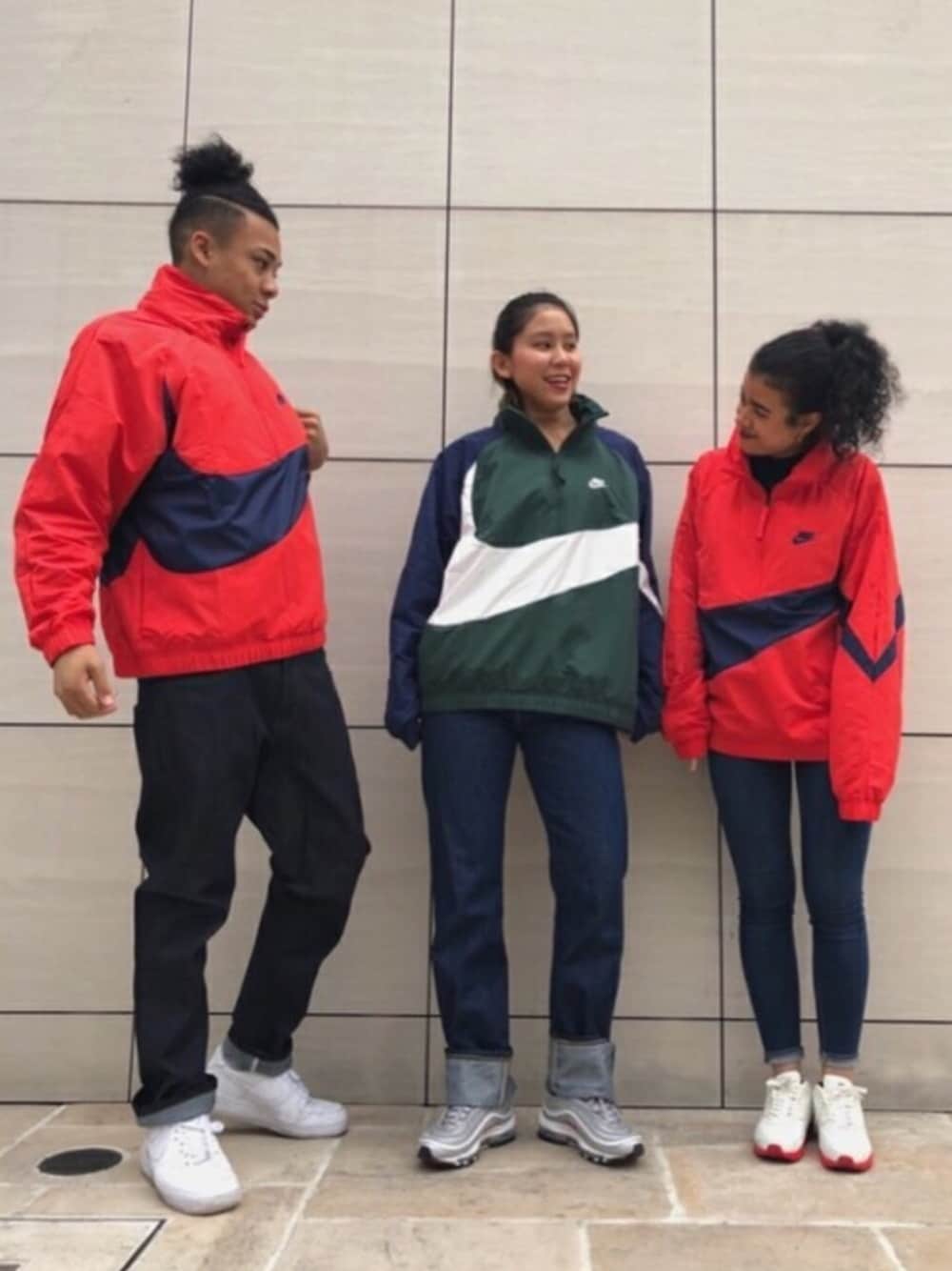 ブルー系のトップス、ホワイト系のシューズ、レッド系のパーカーを着用したメンズの冬コーディネートの1枚目の写真