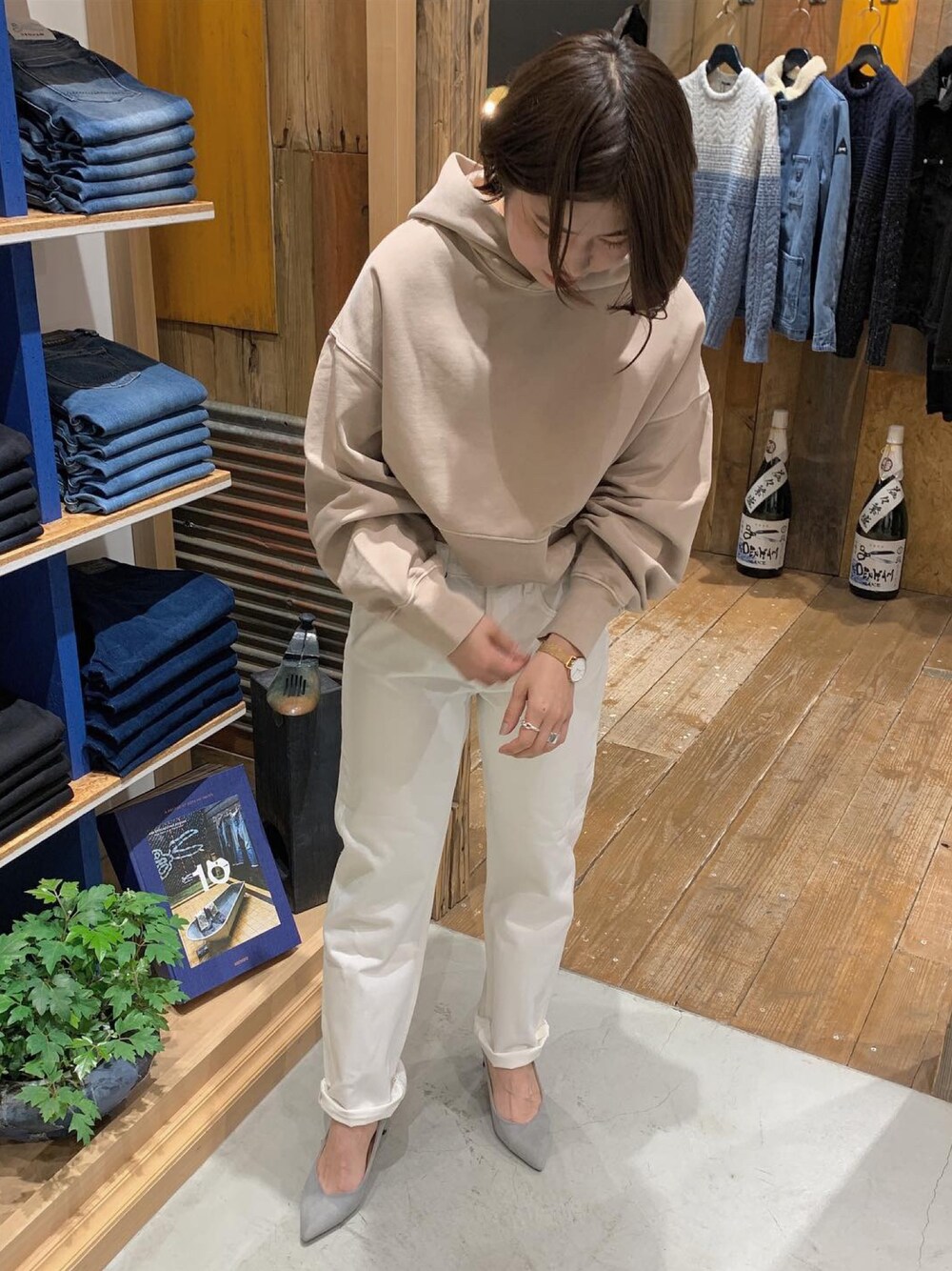 「シンプル、休日スタイル、パンツスタイル、大人かわいい、パーカー、ホワイトデニム、デンハム」｜「DENHAMのアイテム（パーカー、ベージュ系）」を使った、minamiさん（レディース・158cm）の秋コーディネートの1枚目の写真