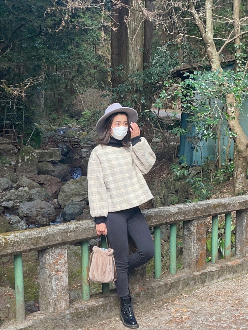 「パンツスタイル、カジュアル、大人ガーリー、大人女子、春カラー、プチプラコーデ、ハットコーデ、チェック柄、ootd、JUNOAH」｜「JUNOAHのチェックハイネックトップス（スウェット、ベージュ系）」を使った、Ayakaさん（レディース・163cm）の冬コーディネートの1枚目の写真