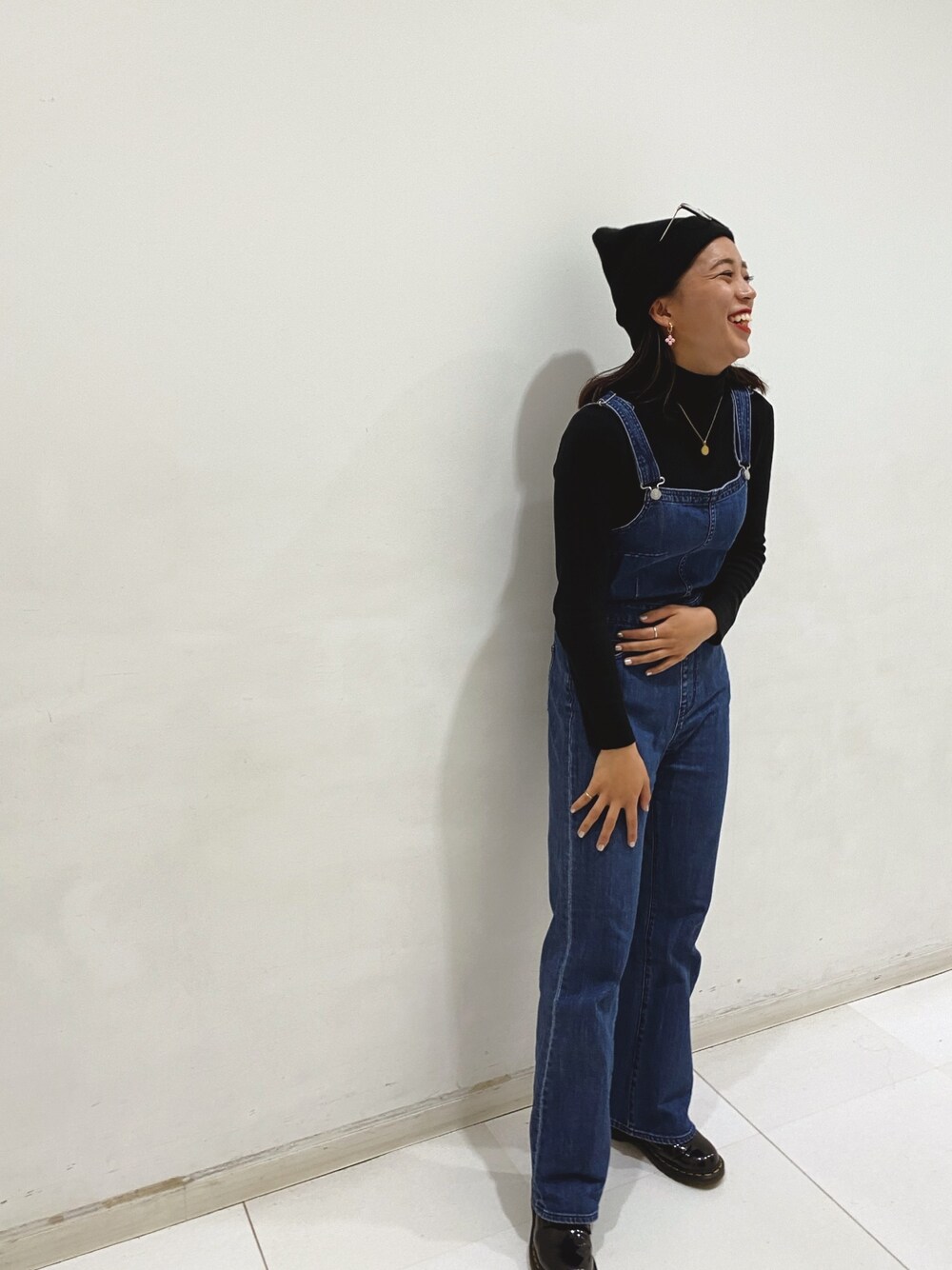 「今日のコーデ、シンプルコーデ、カジュアルコーデ、サロペット、パンツスタイル、フォローミー、雨の日コーデ、黒、春、おしゃれさんと繋がりたい」｜「Ungridのデニムフィットフレアサロペット（サロペット/オーバーオール、ブルー系）」を使った、Ayakaさん（レディース・163cm）の春コーディネートの1枚目の写真