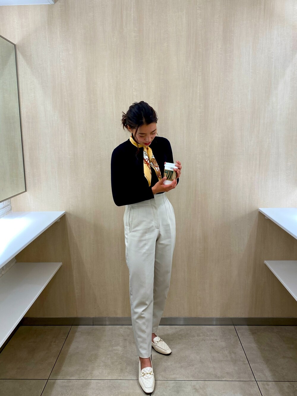 「きれいめカジュアル、着回しコーデ、ootd、ハイウエスト、タートルネック、モノトーン、スラックス、春、スカーフ、スカーフアレンジ」｜「GUのアイテム（トップス、ブラック系）」を使った、Ayakaさん（レディース・163cm）の春コーディネートの1枚目の写真