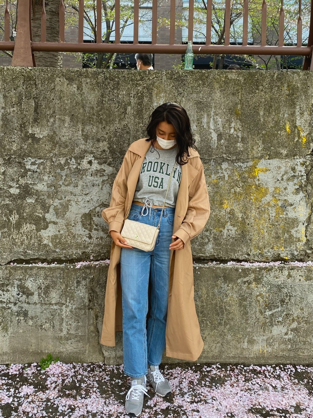 「春コーデ、トレンチコート、お洒落さんとつながりたい、プチプラ、ootd、ジーンズコーデ、ハイウェストパンツ、ストレートパンツ、シンプルコーデ、大人女子」｜「H&Mのアイテム（スウェット、グレー系）」を使った、Ayakaさん（レディース・163cm）の春コーディネートの1枚目の写真