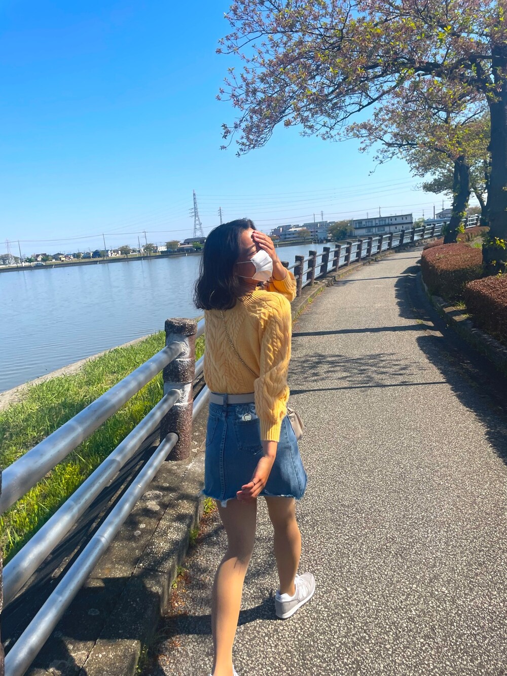 「黄色ニット、今日のコーデ、ootd、春カラースタイル、シンプルコーデ、デニムスカート、大人カジュアル、春」｜「emi+のスクエアネック ケーブルニット（ニット/セーター、イエロー系）」を使った、Ayakaさん（レディース・163cm）の春コーディネートの1枚目の写真