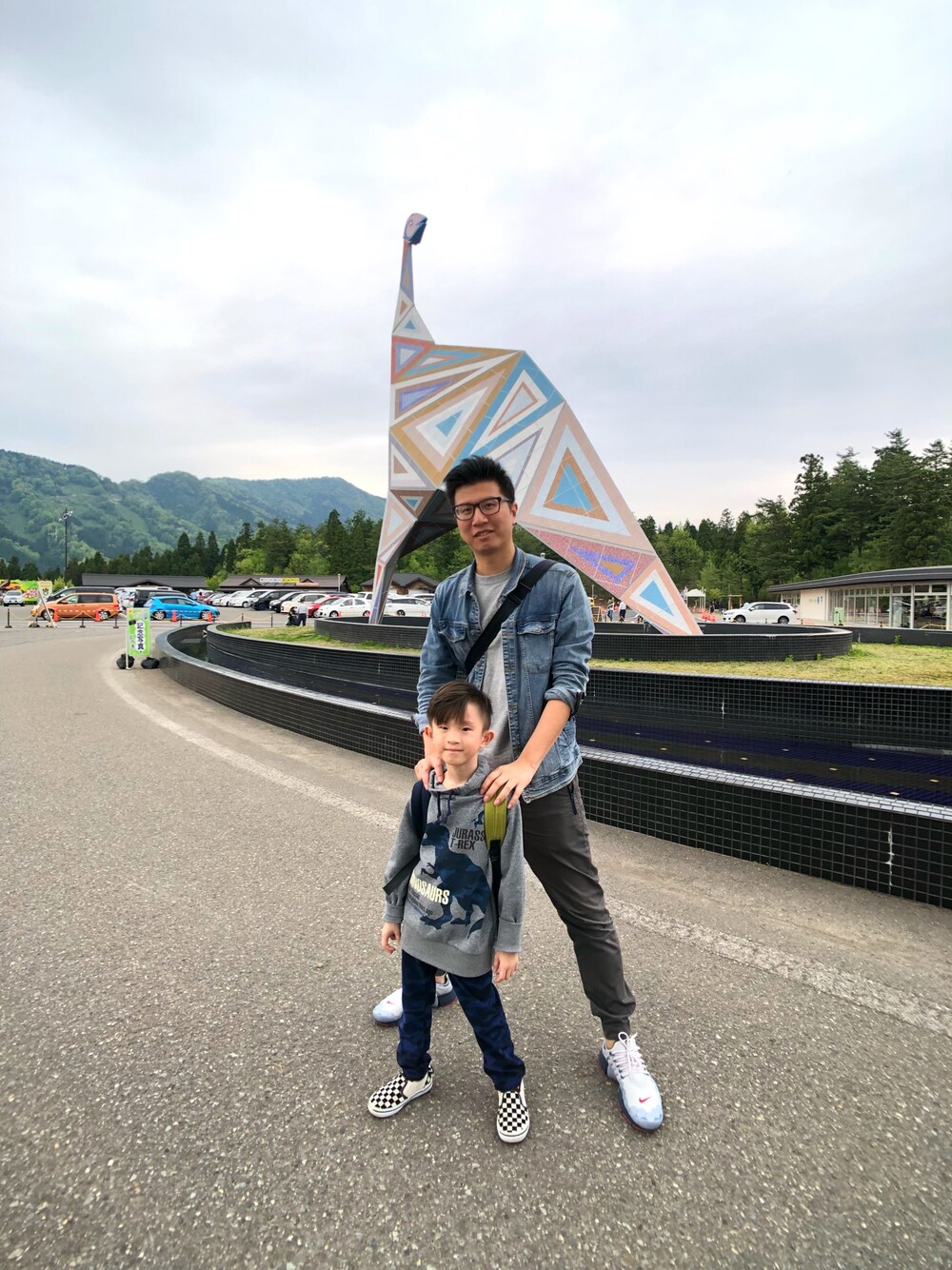 「dinosaur、FUKUI、Japan」｜「PULL&BEARのアイテム（デニムジャケット、ブルー系）」を使った、Steven Chenさん（メンズ・185cm）の秋コーディネートの1枚目の写真