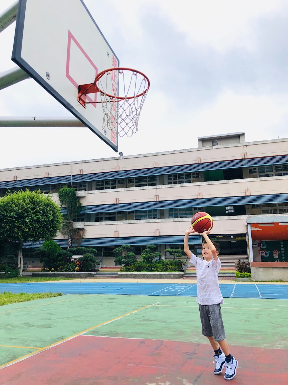 「Taiwan、Jordan11、UNIQLO、adidas、BasketBall」｜「adidasのアイテム（Tシャツ/カットソー、シルバー系）」を使った、Steven Chenさん（キッズ・120cm）の秋コーディネートの1枚目の写真