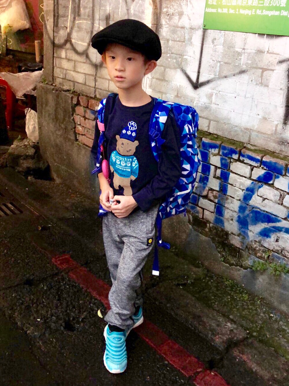 「NIKE、boy」｜「NIKEのアイテム（スニーカー、ブルー系）」を使った、Steven Chenさん（キッズ・120cm）の秋コーディネートの1枚目の写真