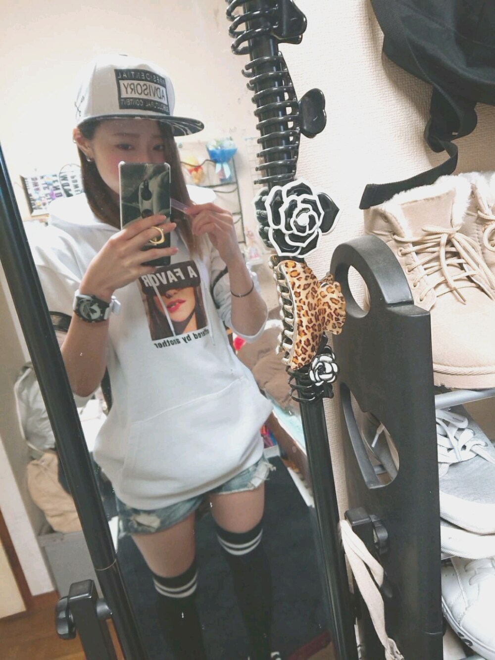 「パーカー、ショーパン、ニーハイソックス、キャップ、ストリート、スニーカーコーデ、ラクチンコーデ、プチプラ、おしゃれさんと繋がりたい」｜「WEGOのアイテム（パーカー、ホワイト系）」を使った、yさん（レディース・154cm）の春コーディネートの1枚目の写真