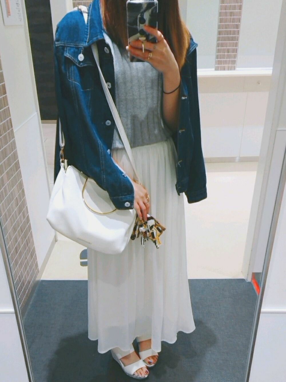 「ノースリーブニット、デニムジャケット、ロングスカート、ラクチンコーデ、シンプルコーデ、オトナ女子、大人かわいい、おしゃれさんと繋がりたい、ootd」｜「INGNIのアイテム（スカート、ホワイト系）」を使った、yさん（レディース・154cm）の春コーディネートの1枚目の写真