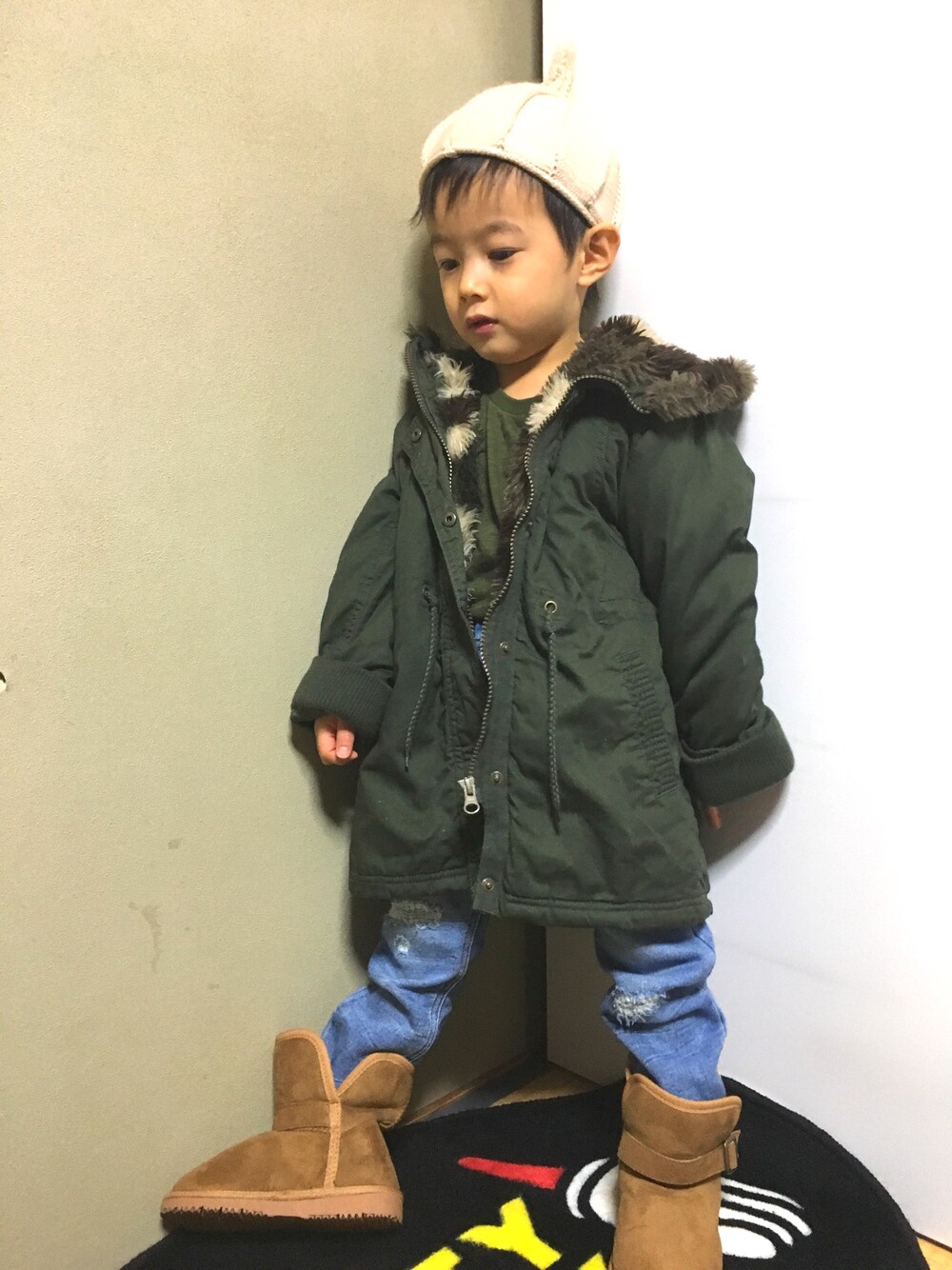 グリーン系のミリタリージャケット、ブルー系のデニムパンツ、グリーン系のTシャツ/カットソーを着用したキッズの冬コーディネートの1枚目の写真