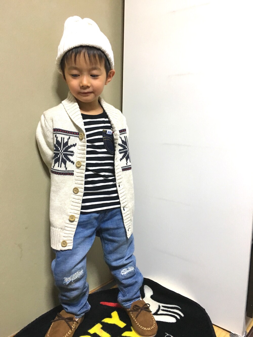 ホワイト系のその他アウター、ホワイト系のTシャツ/カットソー、ブルー系のデニムパンツを着用したキッズの冬コーディネートの1枚目の写真