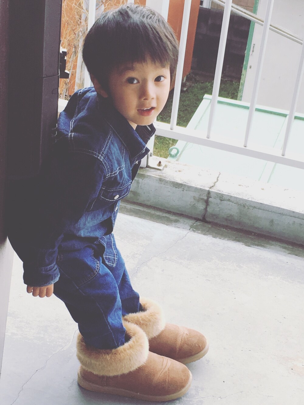 ホワイト系のTシャツ/カットソー、ブルー系のシャツ/ブラウス、ブルー系のデニムパンツを着用したキッズの冬コーディネートの1枚目の写真