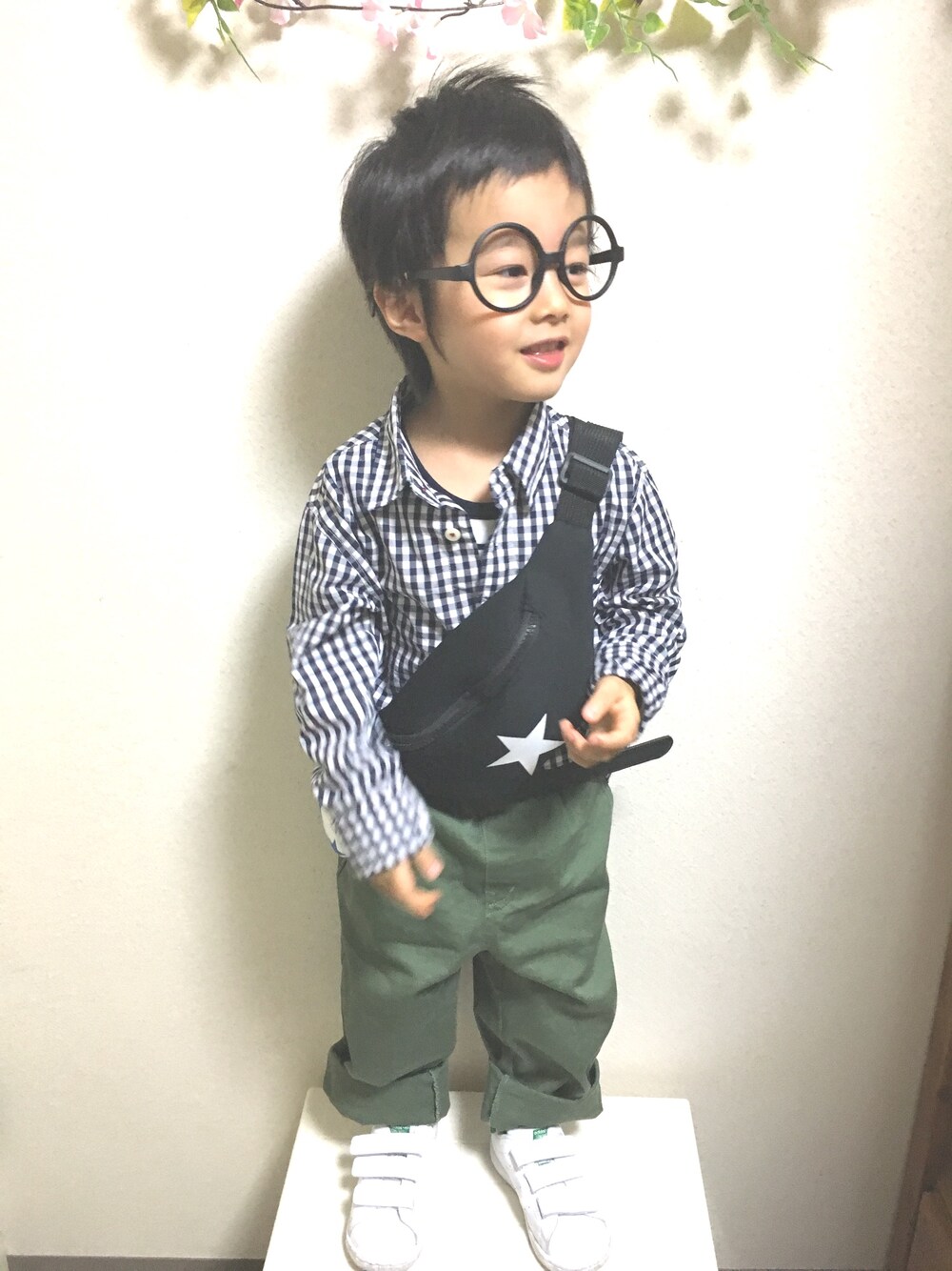 ブラック系のシャツ/ブラウス、ホワイト系のTシャツ/カットソー、グリーン系のその他パンツを着用したキッズの春コーディネートの1枚目の写真