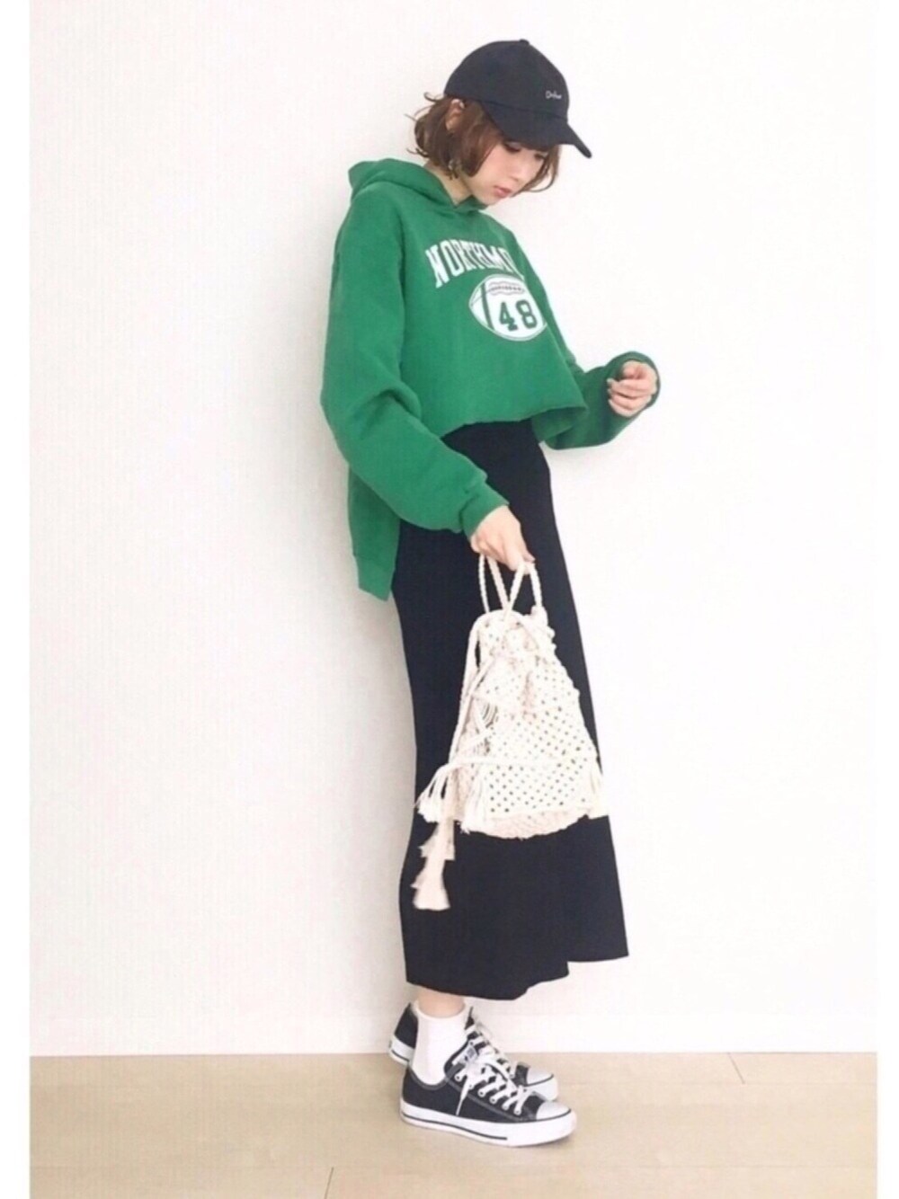 「スカート、converse、スポーツミックス、ootd、キャップ、スプリングSENSEOFPLACE、ショルダーバッグ、春コーデ、古着MIX、トレーナー」｜「GUのアイテム（キャップ、ブラック系）」を使った、micoronさん（レディース・167cm）の春コーディネートの1枚目の写真