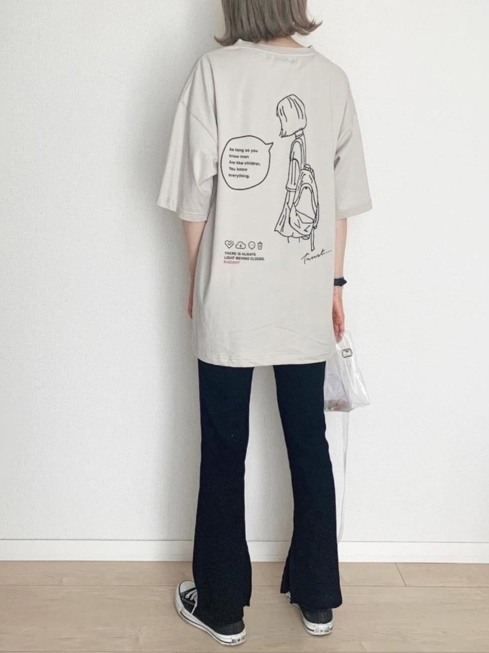 ベージュ系のTシャツ/カットソー、ブラック系のその他パンツ、ブラック系のスニーカーを着用したレディースの夏コーディネートの1枚目の写真