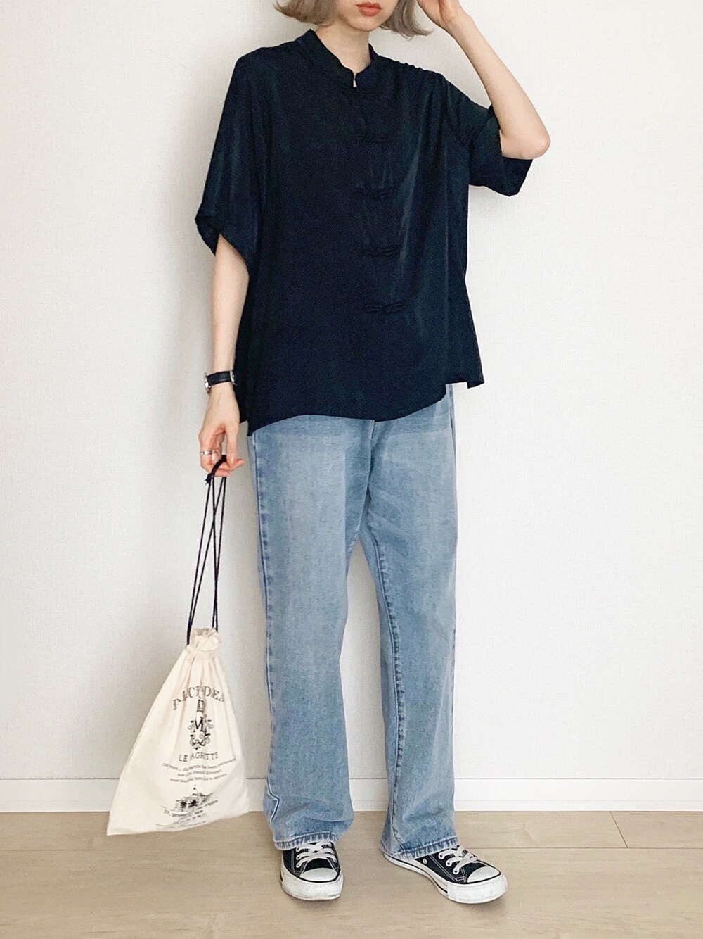 ブラック系のシャツ/ブラウス、ブルー系のデニムパンツ、ブラック系のスニーカーを着用したレディースの夏コーディネートの1枚目の写真