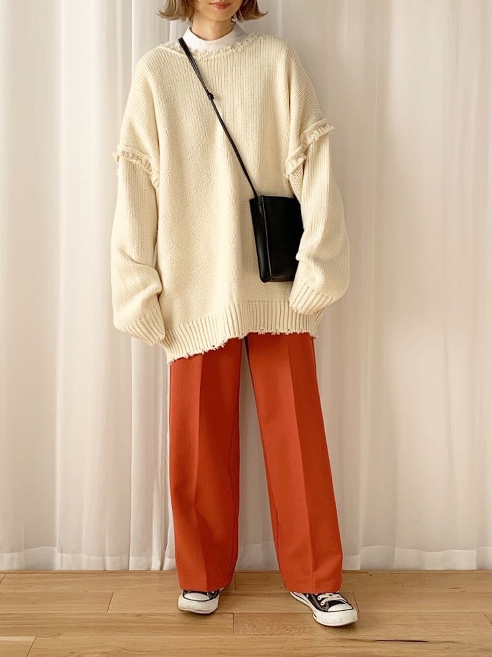 「wearhalloween2020、ハロウィン、秋冬コーデ、ビックシルエット、おしゃれさんと繋がりたい、カラーパンツ、スラックス、ニットコーデ、ショルダーバッグ、スニーカー」｜「UNIQLOのアイテム（Tシャツ/カットソー、ホワイト系）」を使った、micoronさん（レディース・167cm）の秋コーディネートの1枚目の写真