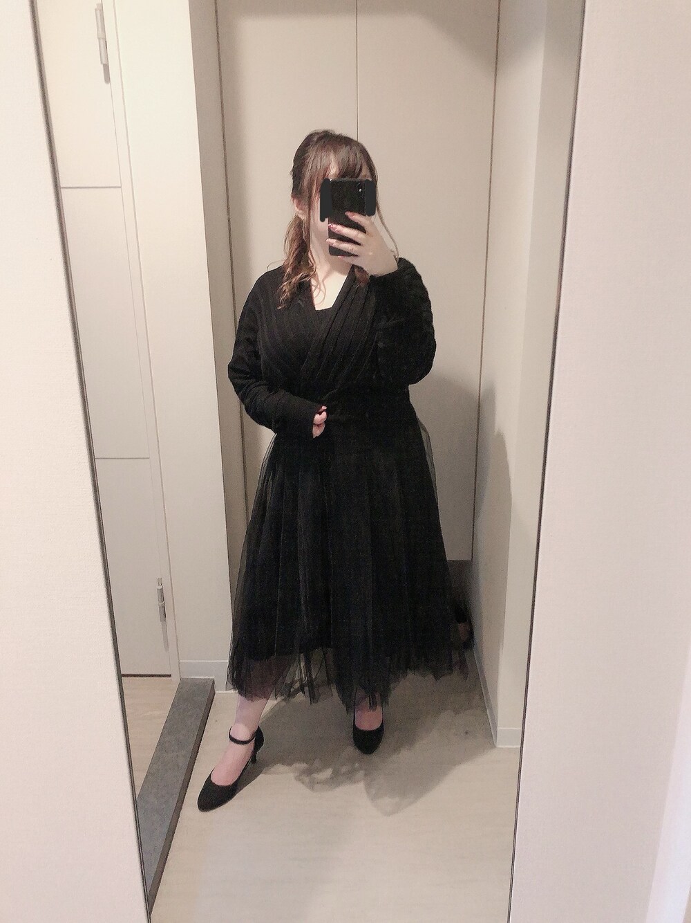 「黒コーデ、秋コーデ、大人カジュアル、低身長コーデ、ぽっちゃり、プチプラ」｜「VISの【セットアップ対応】プリーツ編みカシュクールプルオーバー（ニット/セーター、ブラック系）」を使った、mirkoさん（レディース・146cm）の秋コーディネートの1枚目の写真