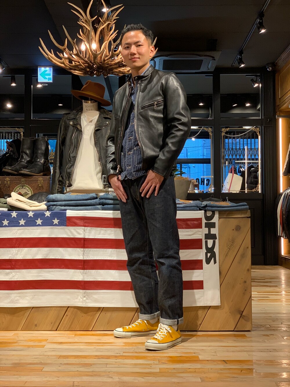 「スニーカー、converse、SCHOTT、schottgrandstoretokyo、春コーデ、冬コーデ、ブラック、革ジャン、羊革、vintage」｜「schottのSchott/ショット/13oz. JEANS MEDIUM FIT/13オンス　ジーンス　ミディアム　フィット（デニムパンツ、ブルー系）」を使った、chin shi iさん（メンズ・176cm）の冬コーディネートの1枚目の写真