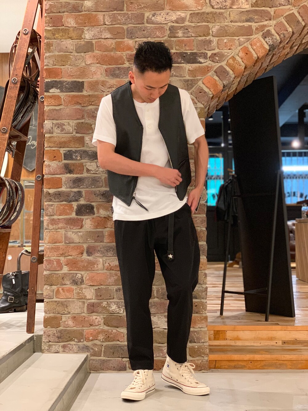 ブラック系のその他パンツ、ブラック系のベストを着用したメンズの夏コーディネートの1枚目の写真