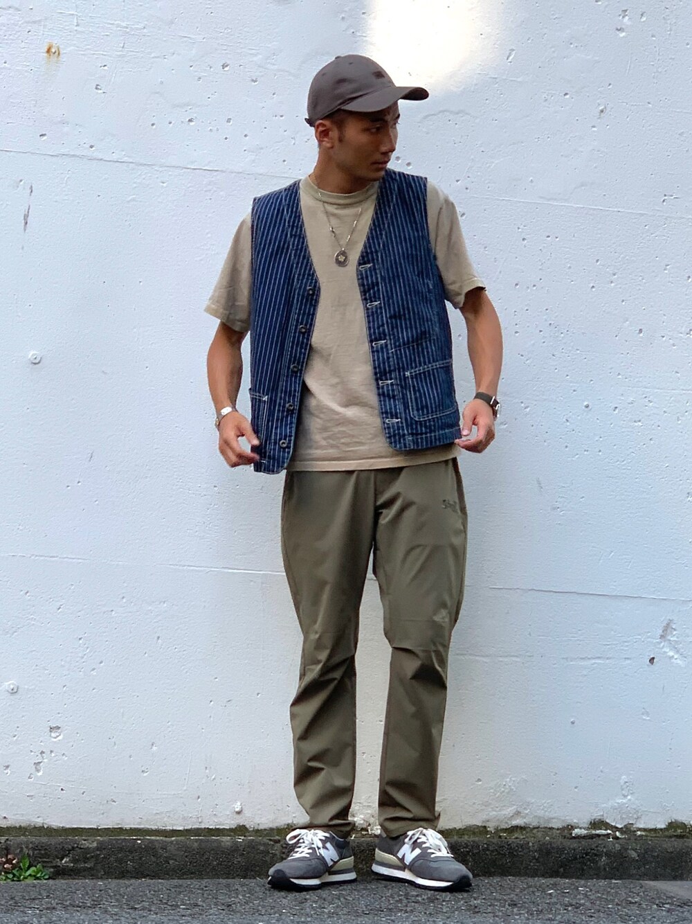 グリーン系のその他パンツ、ブルー系のベストを着用したメンズの夏コーディネートの1枚目の写真