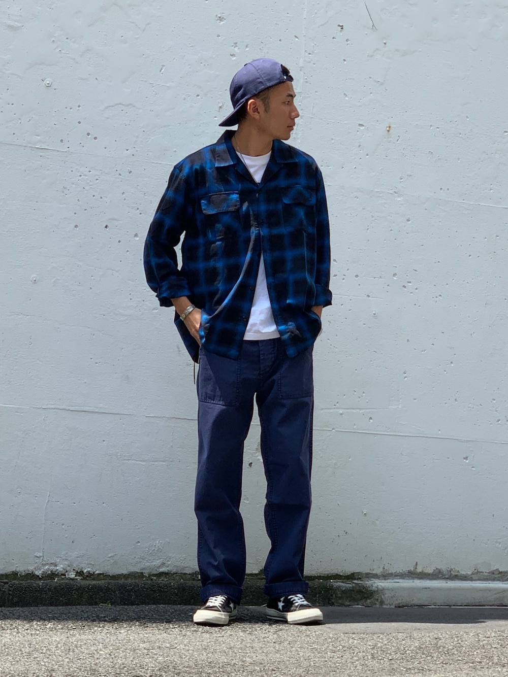 ブルー系のシャツ/ブラウス、グリーン系のその他パンツを着用したメンズの夏コーディネートの1枚目の写真