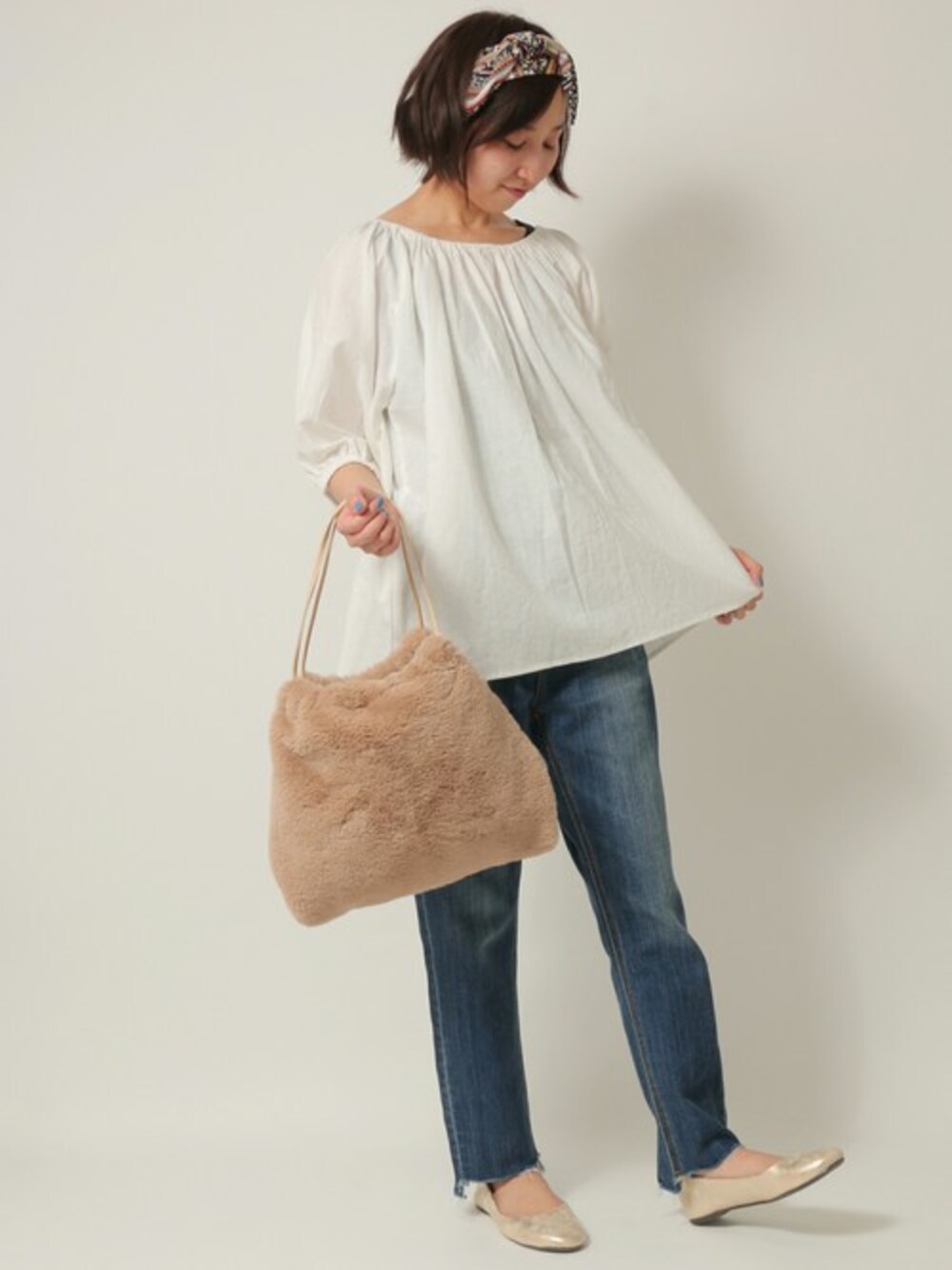 ホワイト系のシャツ/ブラウス、ブルー系のデニムパンツを着用したレディースの夏コーディネートの1枚目の写真