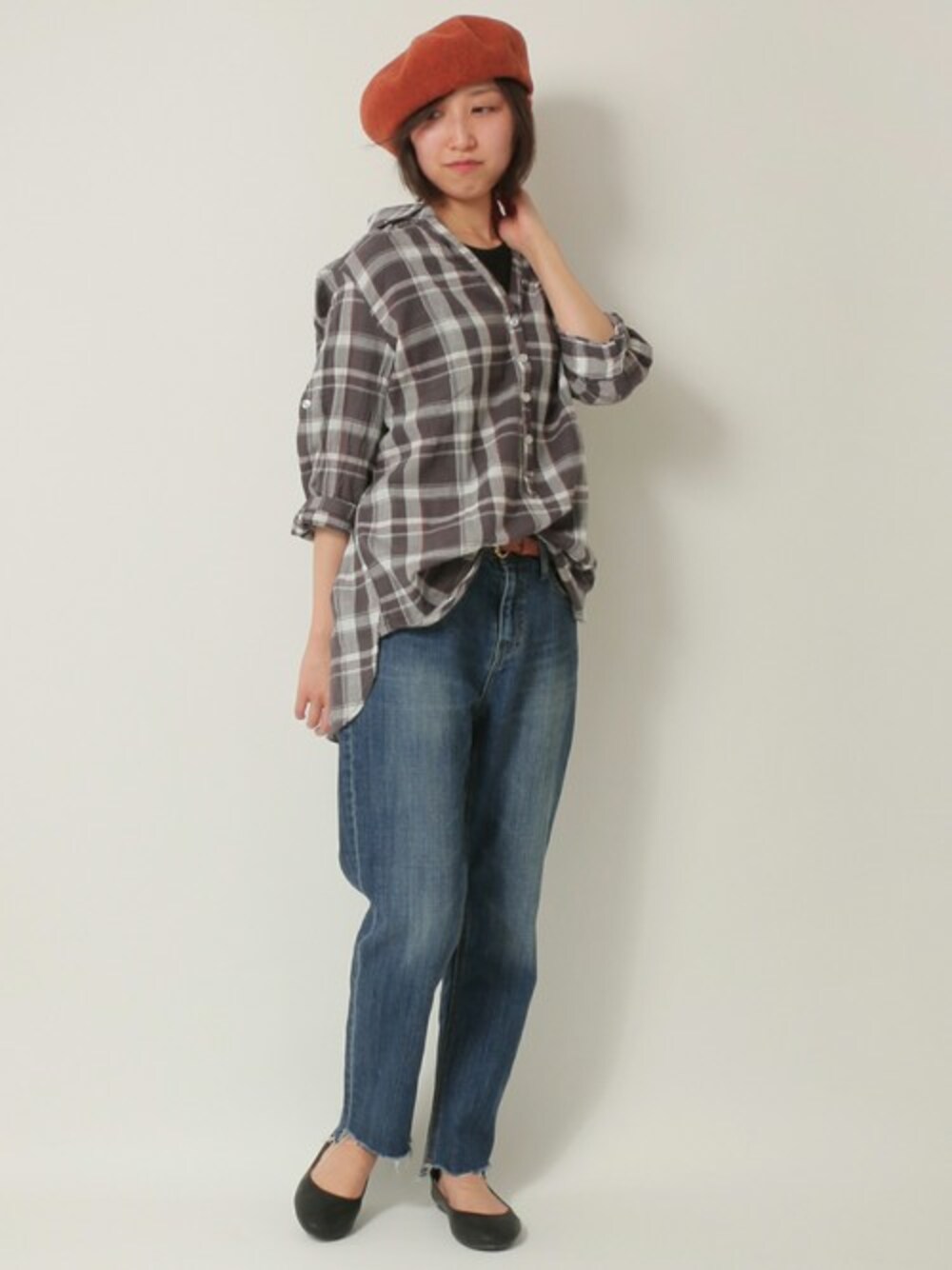 ブラウン系のシャツ/ブラウス、ブルー系のデニムパンツ、オレンジ系のハンチング/ベレー帽を着用したレディースの秋コーディネートの1枚目の写真