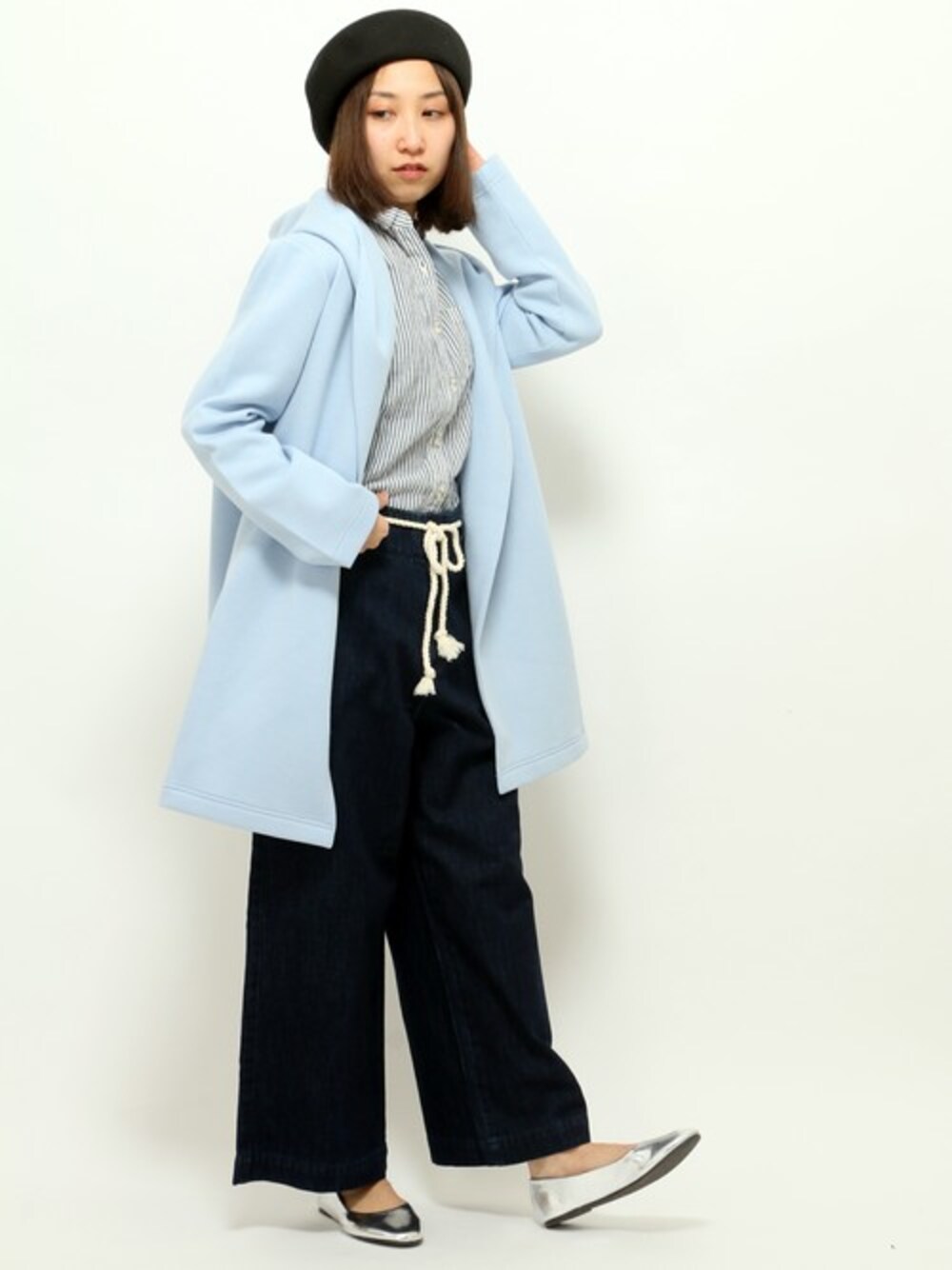 「ベレー帽、フラットシューズ、ワイドパンツ、デニムパンツ、お出かけコーデ、フード付きアウター、春コーデ、LBC、コーディガン、フーディガン」｜「LBCのダブルフェイスフーディガン        （カーディガン/ボレロ、ブルー系）」を使った、kaoriさん（レディース・157cm）の冬コーディネートの1枚目の写真