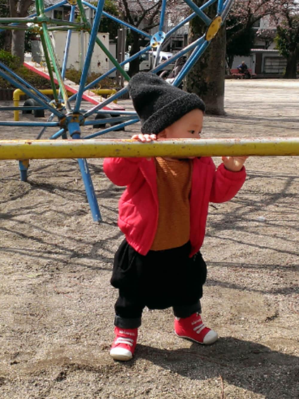 「公園」｜「ZARA KIDSのアイテム（デニムパンツ、ブラック系）」を使った、ochapperさん（キッズ・70cm）の春コーディネートの1枚目の写真