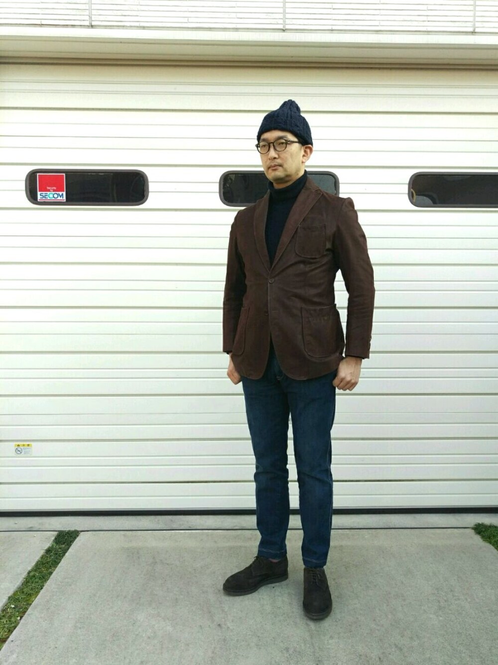 「レザージャケット、デニム、デニムパンツ、タートルネック、ニット、ブラウン、ネイビー、ニット帽、冬、オトナカジュアル」｜「SHIPSのアイテム（テーラードジャケット、ブラウン系）」を使った、ＴＡＫＡ.Ｓさん（メンズ・181cm）の冬コーディネートの1枚目の写真