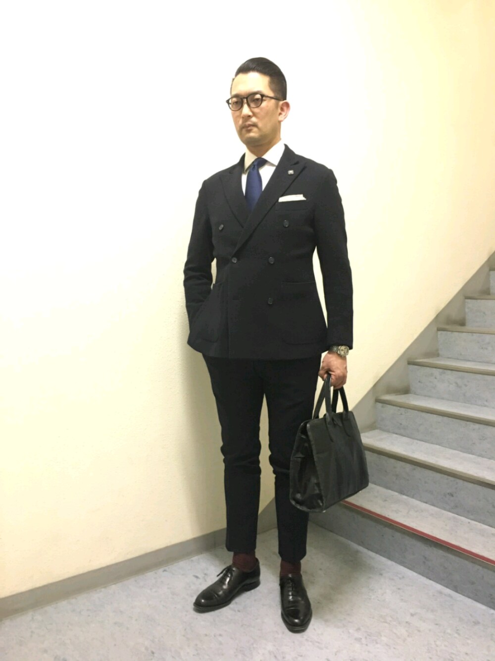 「ジャケット、大人コーデ、白シャツ、革靴、スラックス、ネイビー、めがね、ビジネススタイル」｜「SHIPSのネイビーダブルジャケット（テーラードジャケット、ブルー系）」を使った、ＴＡＫＡ.Ｓさん（メンズ・181cm）の春コーディネートの1枚目の写真