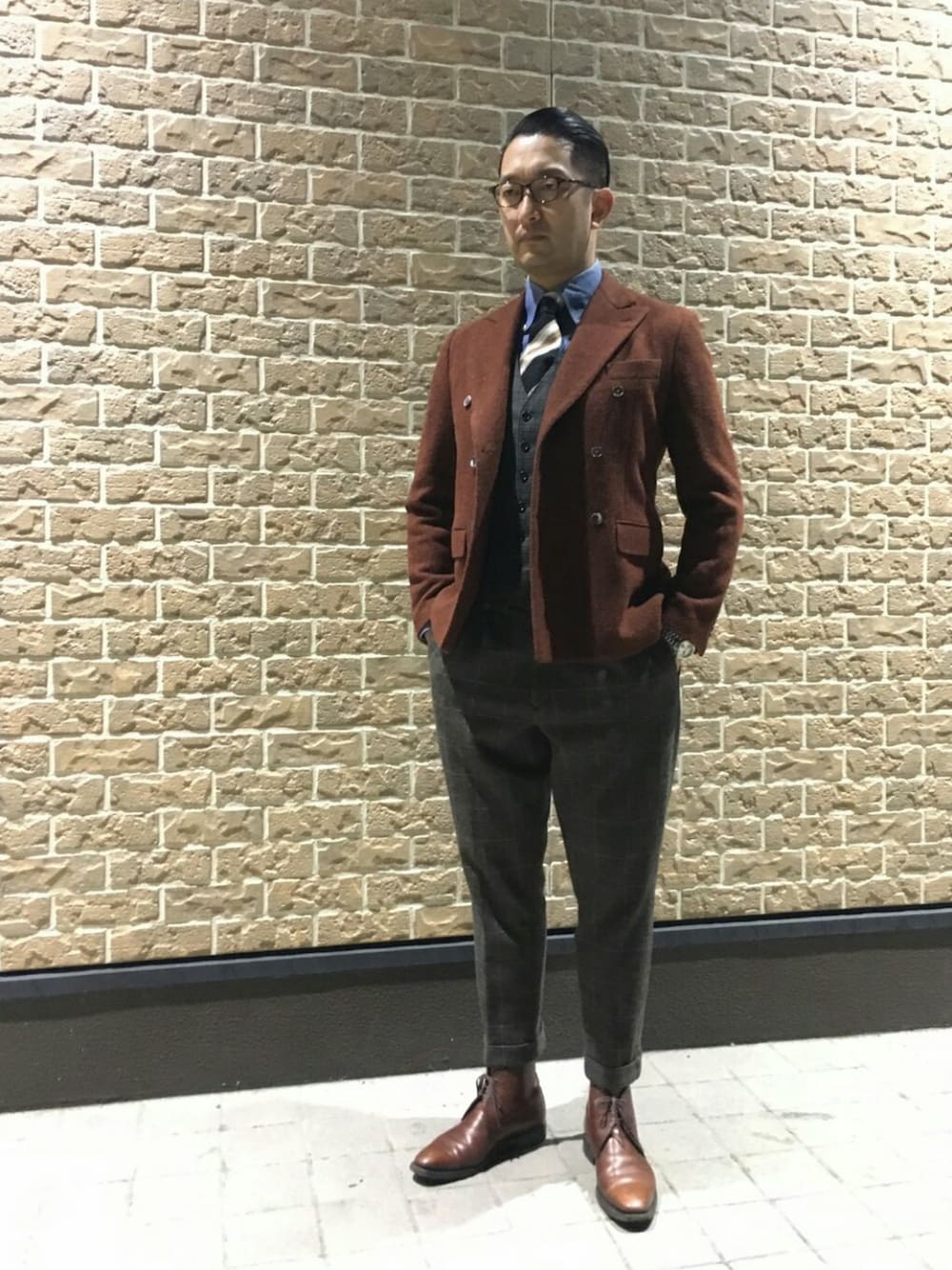 「ボンタンパンツ、ワイドパンツ、ジャケット、ベスト、デニムシャツ、めがね、ブーツ、ネクタイ」｜「GTAのツータックテーパード九分丈ウールチェックパンツ（スラックス、ブラウン系）」を使った、ＴＡＫＡ.Ｓさん（メンズ・181cm）の春コーディネートの1枚目の写真