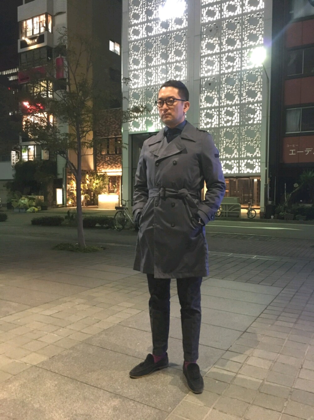 「トレンチコート、はるコーデ、ネイビー、スリッポン、カモフラ、めがね、大人コーデ、春コーデ、コート、デニムシャツ」｜「TATRASのトレンチコート（トレンチコート、ブルー系）」を使った、ＴＡＫＡ.Ｓさん（メンズ・181cm）の春コーディネートの1枚目の写真