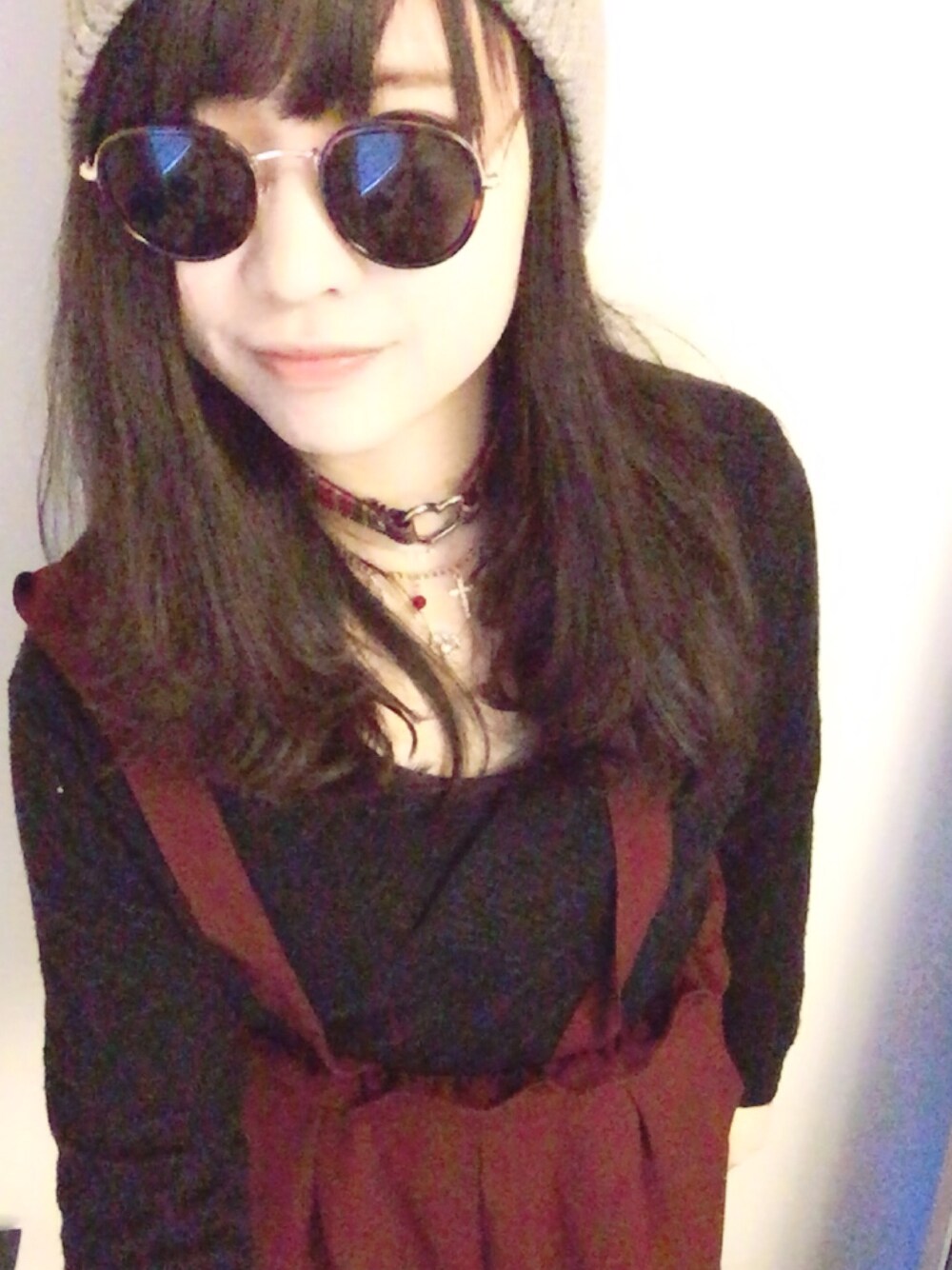 「カジュアルコーデ、ボルドー、ガウチョパンツ、ニット帽、サングラス、ブイネック、黒ニット、newyork、カジュアル、ダサい」｜「FOREVER 21のアイテム（ネックレス、その他）」を使った、みそさん（レディース・156cm）の春コーディネートの1枚目の写真