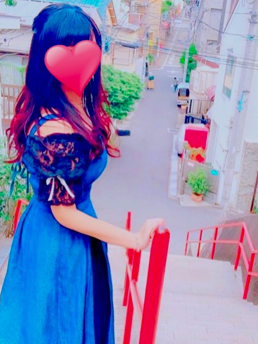 「君の名は。、オフショル、春コーデ、デニム、ジャンパースカート、ガーリー、デート、黒レース、リボン、ファッションの力を信じよう」｜「Allamandaのアイテム（Tシャツ/カットソー、ブラック系）」を使った、みそさん（レディース・156cm）の春コーディネートの1枚目の写真