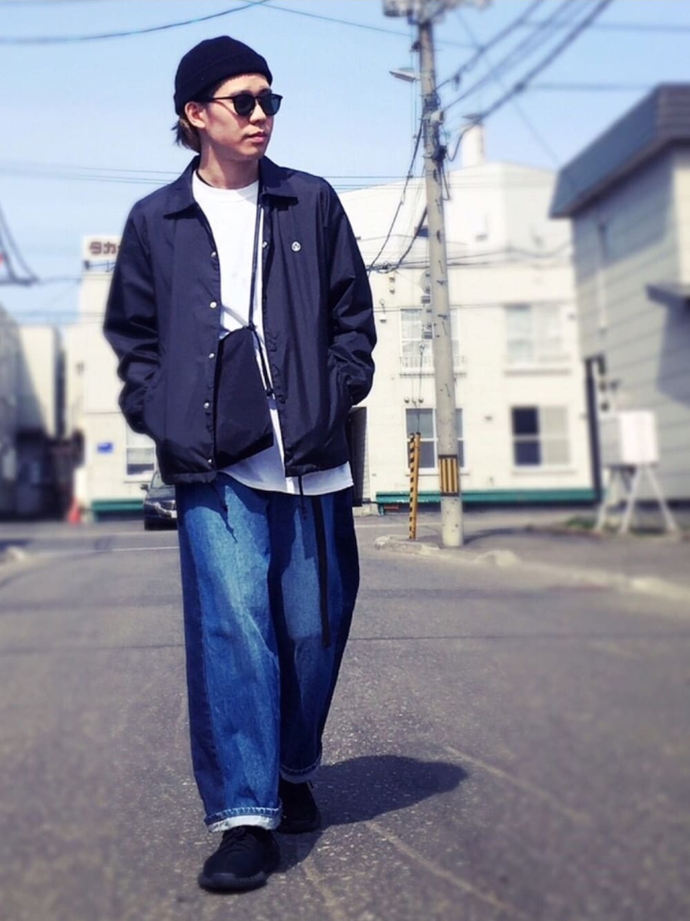 「HARE、UNDER COVER、ootd、adidas、yeezyboost、ゆるコーデ、ストリート、ワイドデニム、ニットキャップ、サングラス」｜「HAREのアクリルワッチ(HARE)（ニットキャップ/ビーニー、ブラック系）」を使った、shoyaさん（メンズ・162cm）の春コーディネートの1枚目の写真