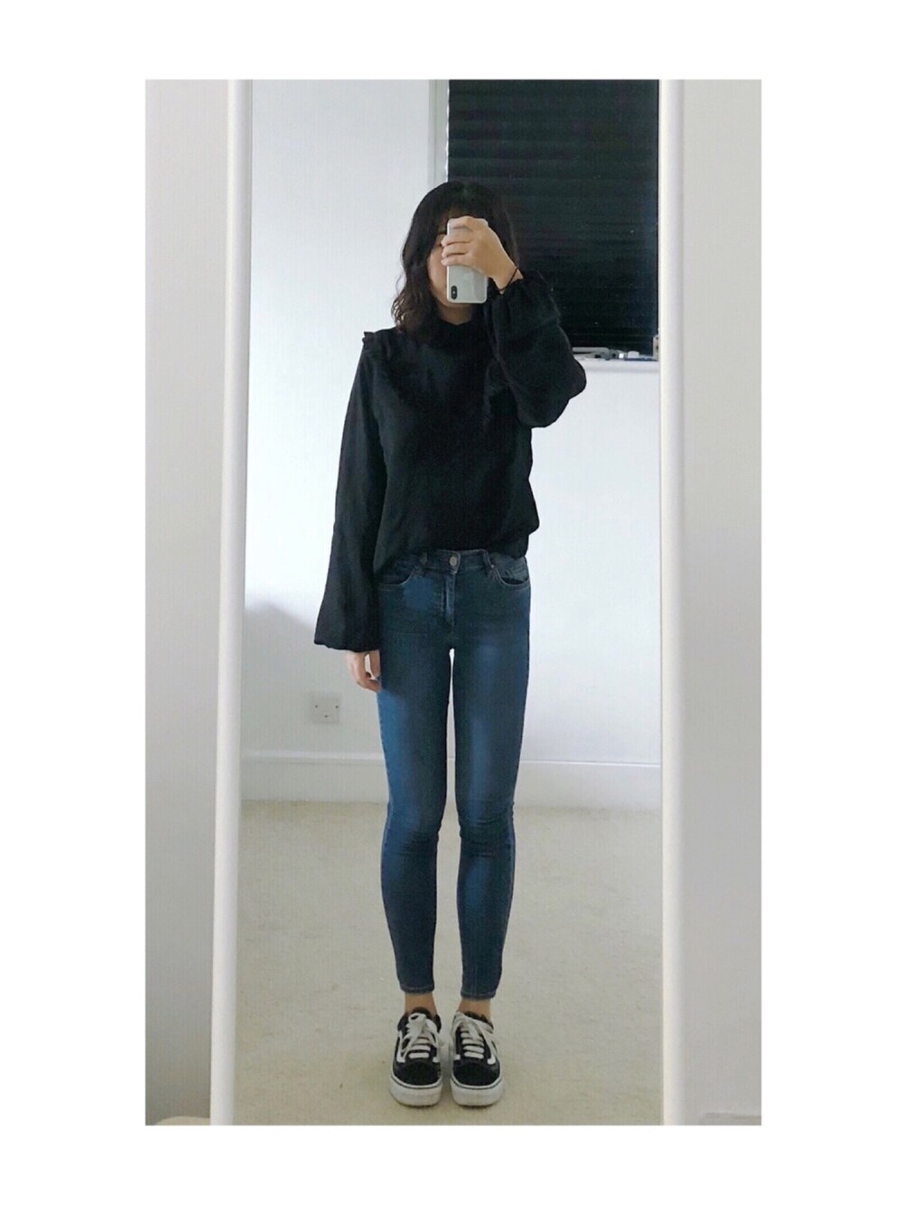 「merry jenny、TOP SHOP、VANS」｜「merry jennyのいそざいフリルシャツ（シャツ/ブラウス、ブラック系）」を使った、sen'sさん（レディース・155cm）の夏コーディネートの1枚目の写真