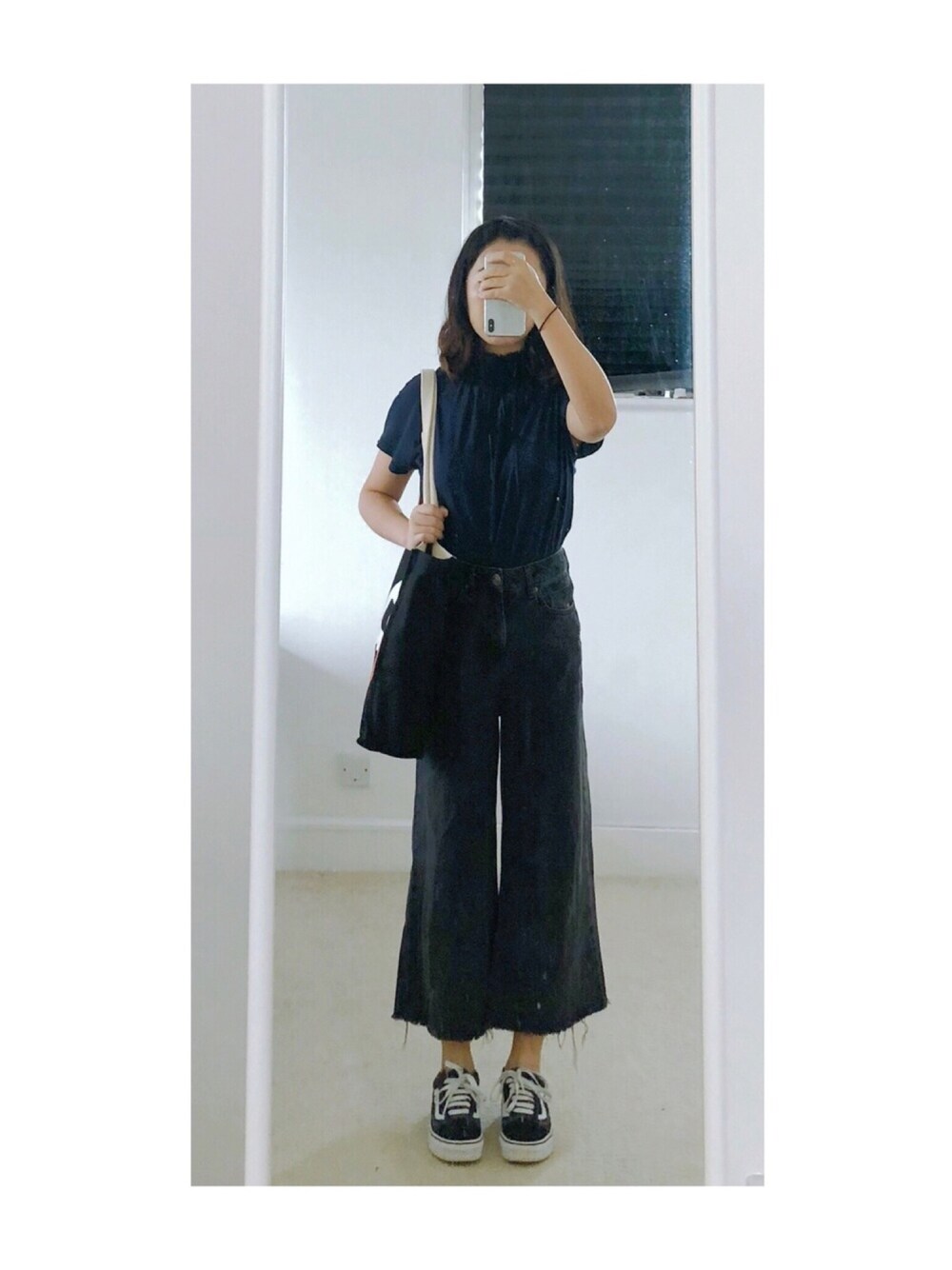 「rivet & surge、VANS、urban outfitters」｜「rivet & surgeのシャーリングネック レース切替えTシャツ（Tシャツ/カットソー、ブルー系）」を使った、sen'sさん（レディース・155cm）の夏コーディネートの1枚目の写真