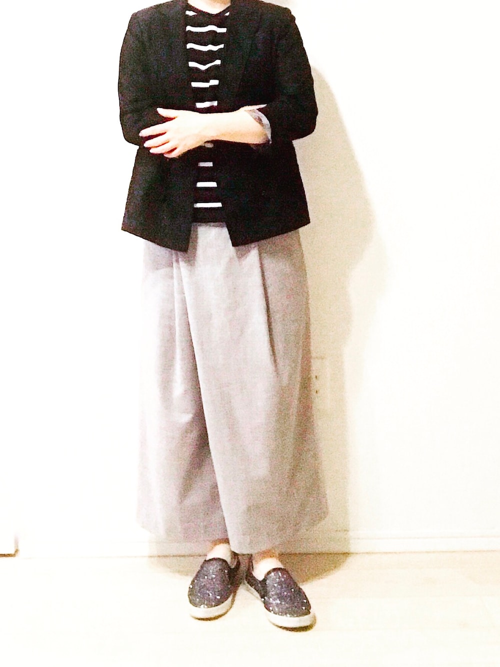 グレー系のその他パンツ、ブラック系のテーラードジャケット、その他のTシャツ/カットソーを着用したレディースの夏コーディネートの1枚目の写真