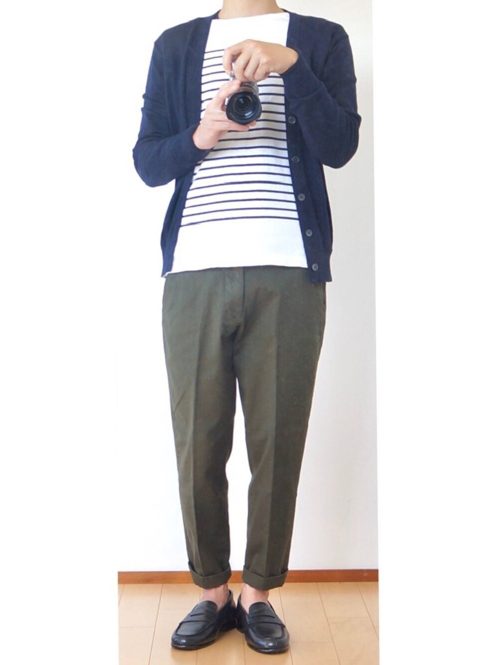 「おうちファッション、シンプル、ワイドパンツ、オトナカジュアル、リラックススタイル、春コーデ、スラックス、ローファー、ボーダー、カーディガン」｜「UNIQLOのウォッシュボーダーT（長袖）（Tシャツ/カットソー、ホワイト系）」を使った、0066さん（メンズ・166cm）の春コーディネートの1枚目の写真