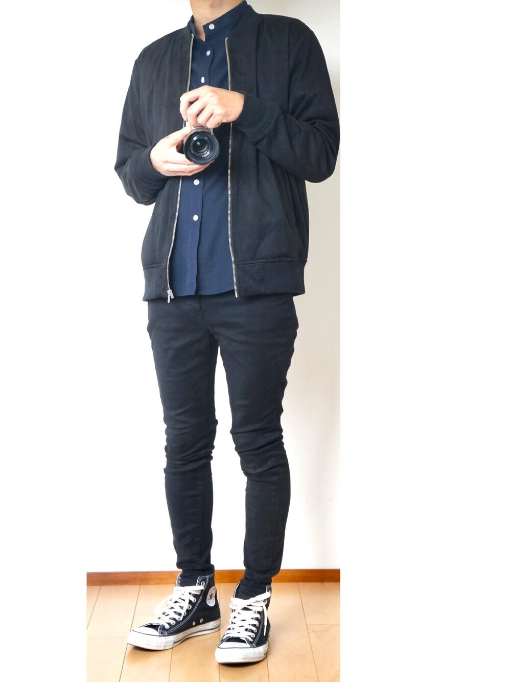 「ハイカットスニーカー、コンバース、休日スタイル、カジュアルコーデ、黒、モノトーンコーデ、部屋撮り」｜「UNIQLOのWOMEN ウルトラストレッチジーンズ（デニムパンツ、ブラック系）」を使った、0066さん（メンズ・166cm）の春コーディネートの1枚目の写真