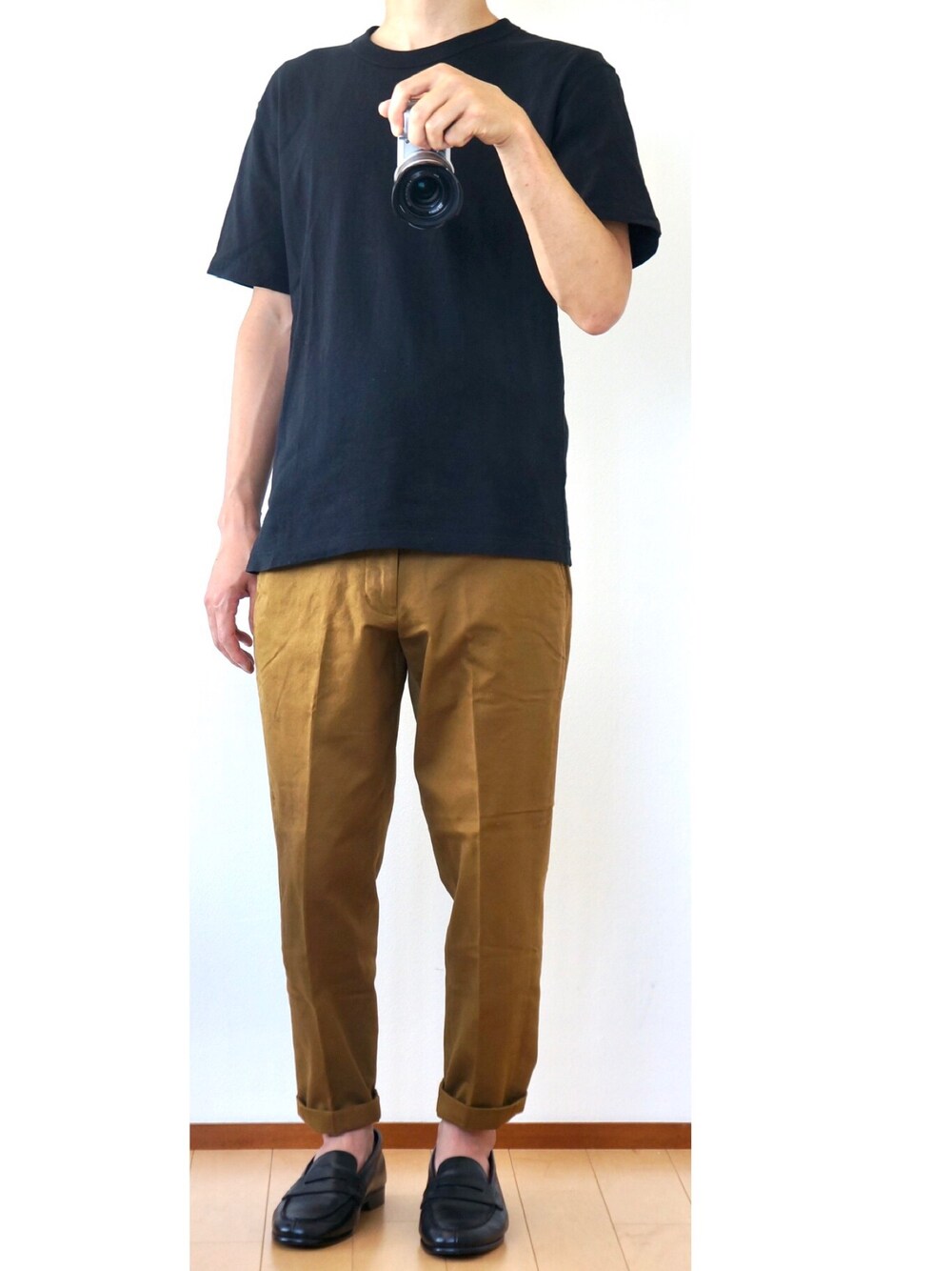 「リラックススタイル、オトナカジュアル、プチプラ、Tシャツ、カジュアルコーデ、ラフ、ローファー、カラーパンツ、アースカラー、スラックス」｜「UNIQLOのクルーネックT（半袖）（Tシャツ/カットソー、ブラック系）」を使った、0066さん（メンズ・166cm）の夏コーディネートの1枚目の写真