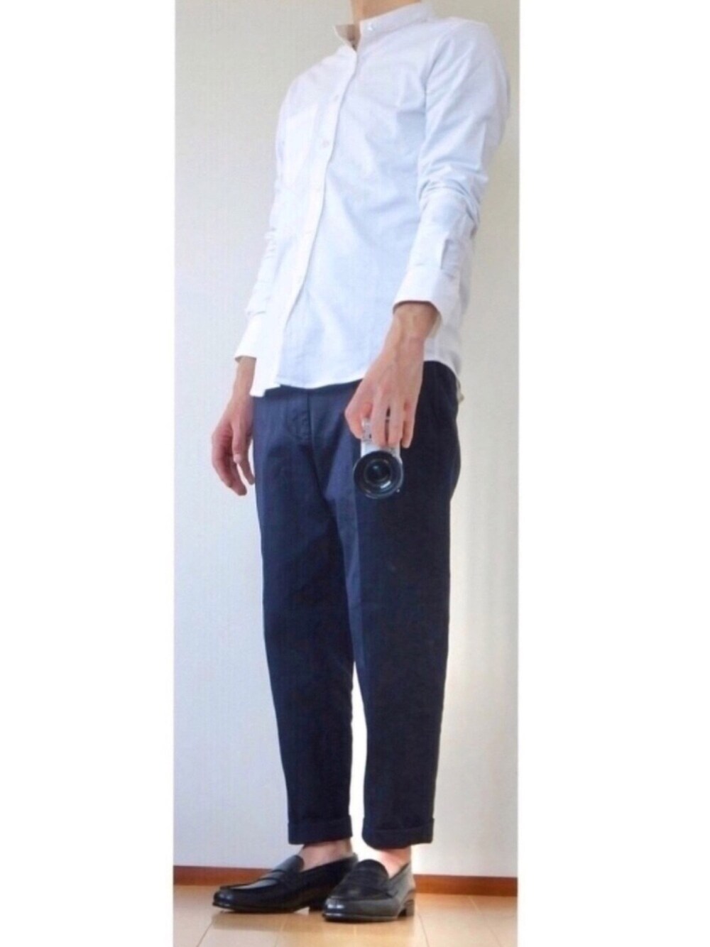 「革靴、スラックス、ローファー、アンクルパンツ、シンプル、UNIQLO、白シャツ、ワイドパンツ、おうちファッション、シャツ好き集まれ」｜「green label relaxingのSMTH レザー ローファー（ローファー、ブラック系）」を使った、0066さん（メンズ・166cm）の春コーディネートの1枚目の写真