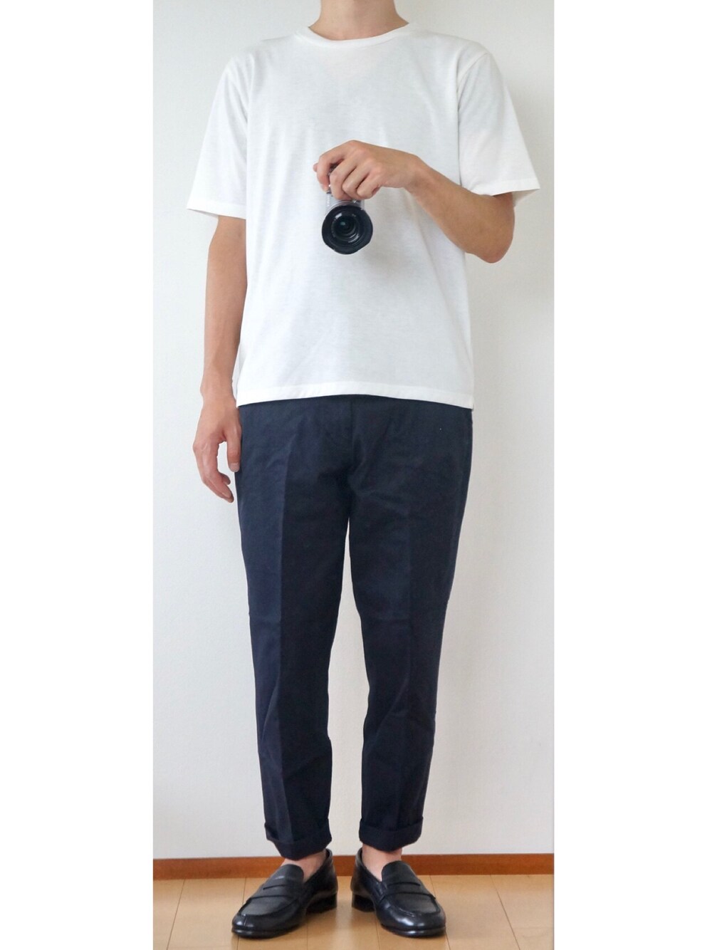 「休日スタイル、夏、夏だ！Tシャツ着よう！、シンプルコーデ、ラフ、オトナカジュアル、ゆるコーデ、キレイめ、UNIQLO、白Tシャツ」｜「UNIQLOのEZYリラックスフィットアンクルパンツ　S ウエスト68-76cm（スラックス、グリーン系）」を使った、0066さん（メンズ・166cm）の夏コーディネートの1枚目の写真