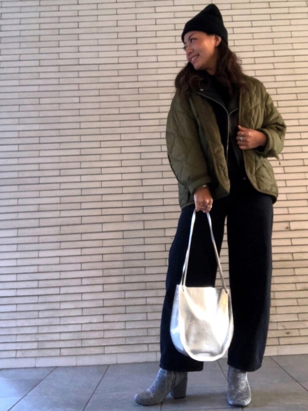 「ハイウエスト、BLACKBYMOUSSY、休日スタイル、ラクチンコーデ、レザージャケット、ootd、大人カジュアル、重ね着、ブーツ、グリッター」｜「BLACK BY MOUSSYのLeather riders JK（ライダースジャケット、ブラック系）」を使った、yurikoさん（レディース・156cm）の冬コーディネートの1枚目の写真