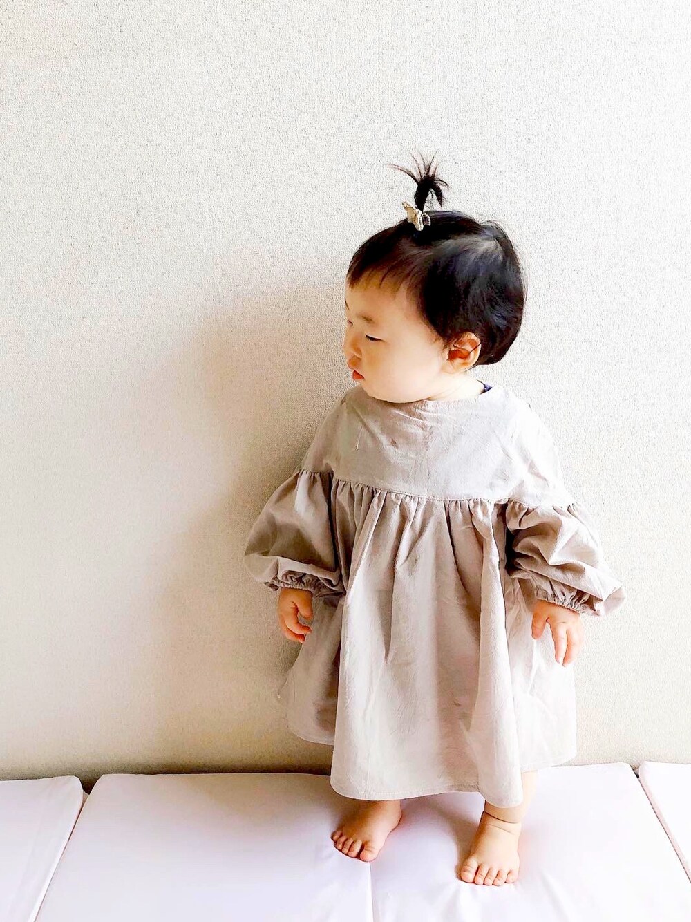 「韓国子供服、部屋撮り、おしゃれさんと繋がりたい、おんなのこ、春夏コーデ、キッズコーデ、1歳3ヶ月」｜「韓国子供服のアイテム（ワンピース/ドレス、ベージュ系）」を使った、R!toNAさん（キッズ・80cm）の春コーディネートの1枚目の写真