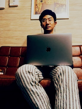 「部屋撮り」｜「アイテム（ハンチング/ベレー帽）」を使った、しゅんすけさん（メンズ・174cm）の春コーディネート