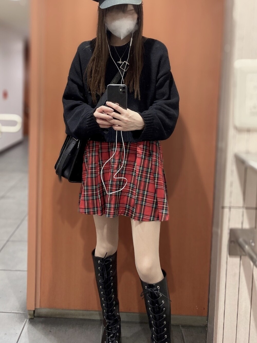 「赤チェック、ブラックコーデ、ロック、バンギャル、Vivienne Westwood、ロンドン、ロングブーツ、黒コーデ、シルバーアクセサリー、ヴィジュアル系」｜「WEGOのアイテム（スカート、レッド系）」を使った、ちひろさんさん（レディース・166cm）の秋コーディネートの1枚目の写真