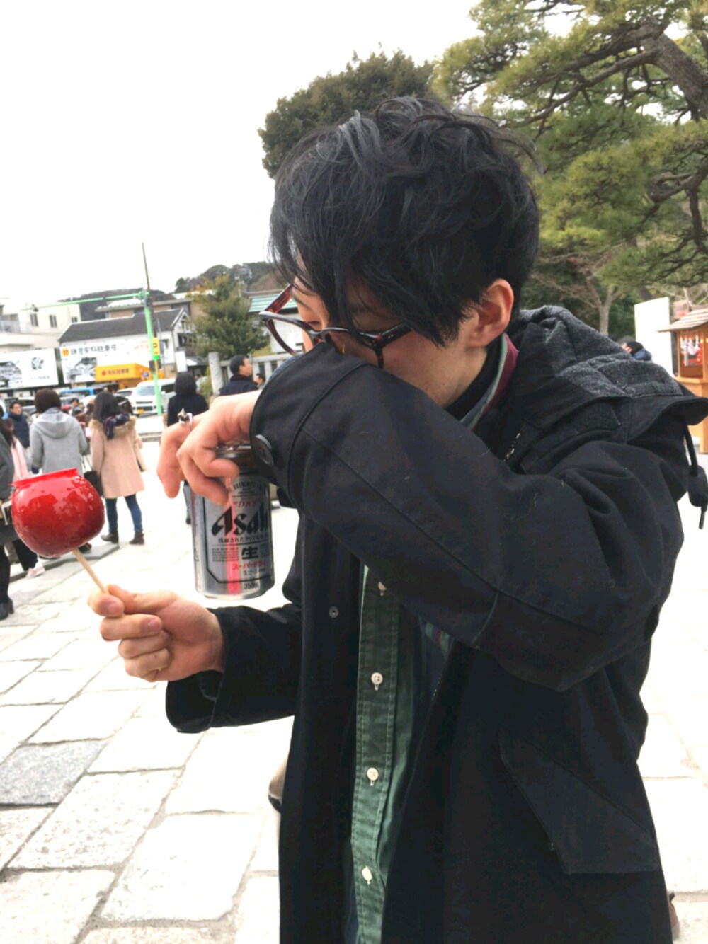 「黒コーデ、Dr.Martens、ユニクロ、モード、革靴、グリーン、めがね、りんご、アサヒスーパードライ、お祭り」｜「スーパードライ:3のアイテム（食器/キッチン、シルバー系）」を使った、きのこさん（メンズ・178cm）の春コーディネートの1枚目の写真